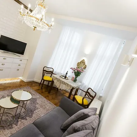 Luxury Pod Zyrandolem Apartment