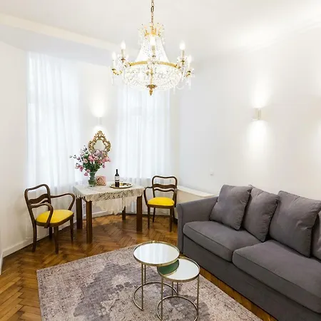 Luxury Pod żyrandolem Cracovie